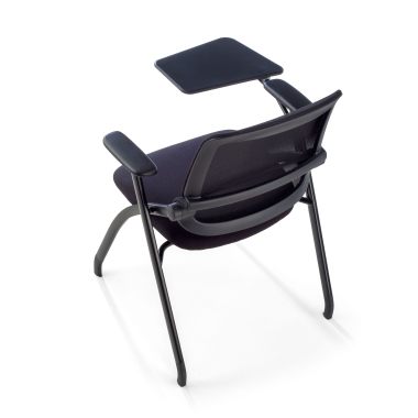 cadeira com palmatoria preto com pala de escrita malha mesh bracos moveis 14
