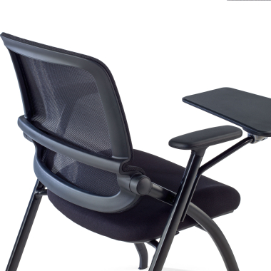 cadeira com palmatoria preto com pala de escrita malha mesh bracos moveis 7