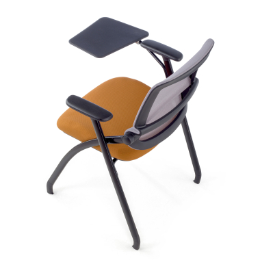cadeira com palmatoria laranja com pala de escrita malha mesh bracos moveis 10