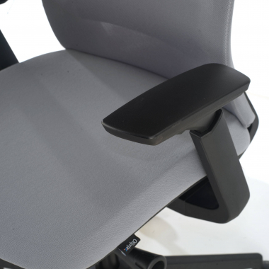cadeira ergonomica cinza estrutura negra tecido bracos regulaveis 3d 6