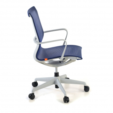 cadeira de design branco azul estrutura negra malha mesh bracos fixos 7