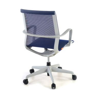 cadeira de design branco azul estrutura negra malha mesh bracos fixos 8