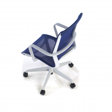 cadeira de design branco azul estrutura negra malha mesh bracos fixos 6
