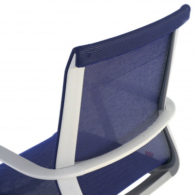 cadeira de design branco azul estrutura negra malha mesh bracos fixos 5