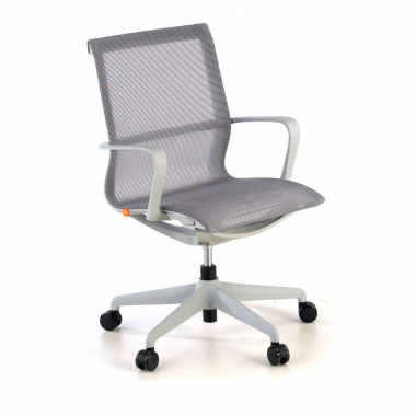 cadeira de design branco cinzento estrutura negra malha mesh bracos fixos 1
