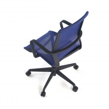 cadeira de escritorio azul estrutura branca malha mesh bracos fixos 6