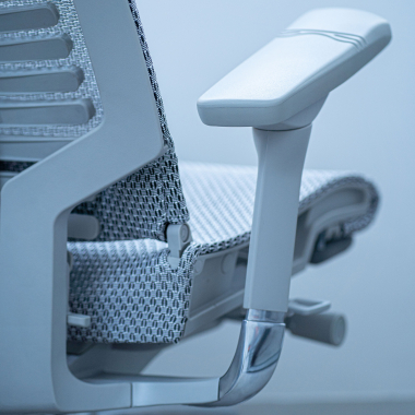 cadeira ergonomica cinza estrutura branca malha mesh bracos regulaveis 5d apoio lombar apoio de cabeca 12